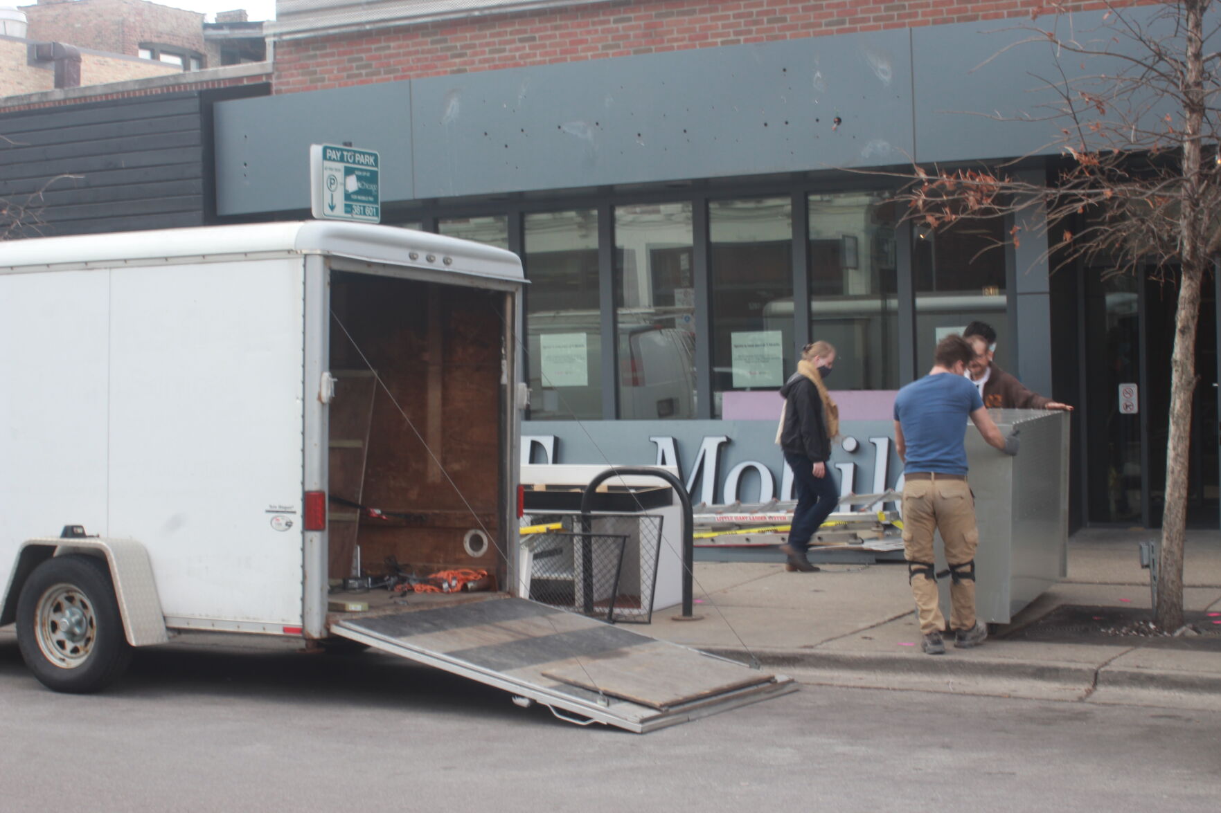 Photo: T-Mobile moves into new Hyde Park storefront